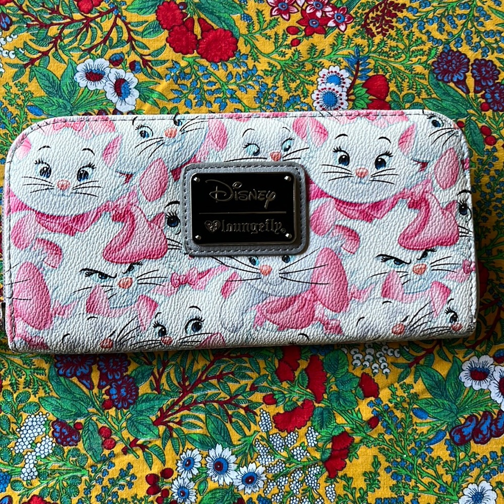 HTF Loungefly Disney Marie wallet in Excellent condition